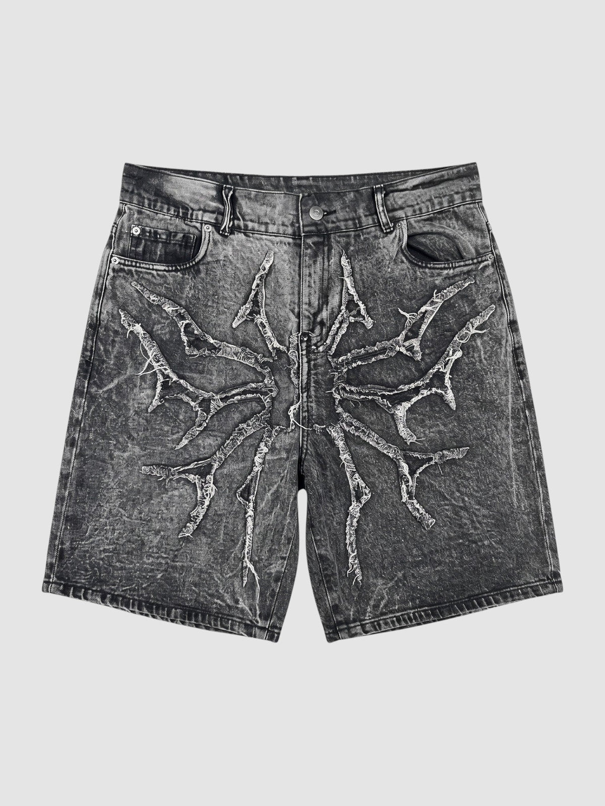 Short en denim délavé noir avec appliqué étoile épineuse effet usé et bords bruts effrangés.