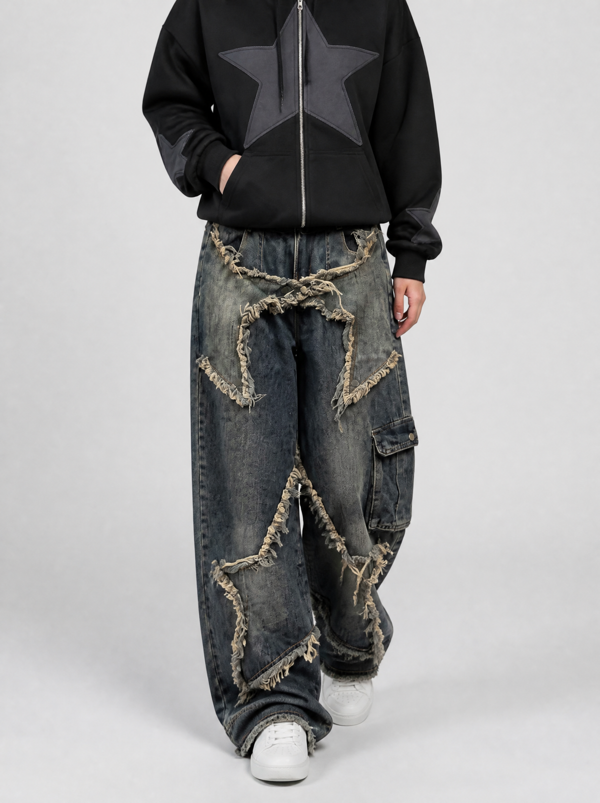 Autre vue | Femme qui marche en jean large bleu vintage à étoiles en denim frangé, sweat zippé noir étoilé, vue de face