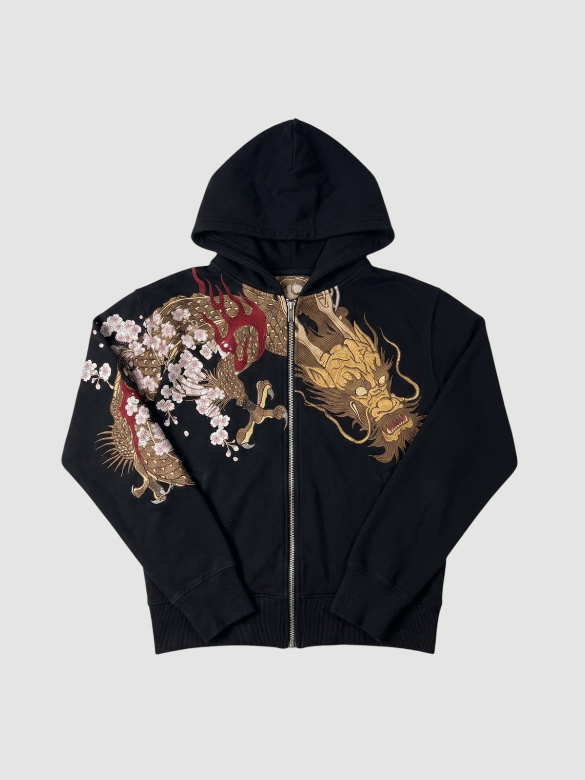 Hoodie zippé noir avec impression détaillée d'un dragon doré et de fleurs de cerisier sur la poitrine et la manche.