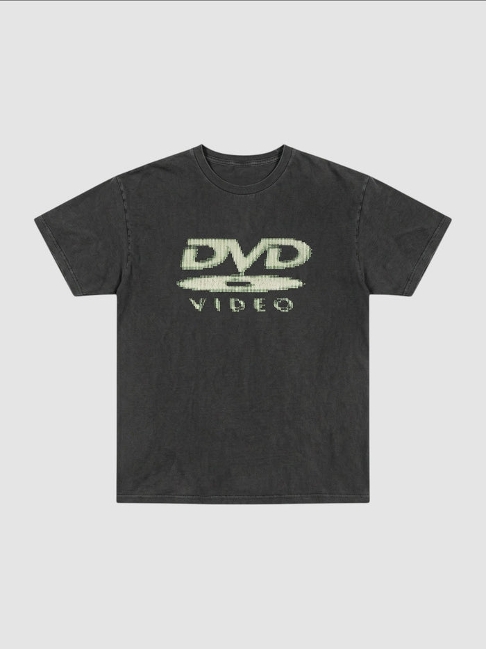 T-shirt en polyester délavé noir avec logo vintage écru « DVD Video » sur la poitrine.