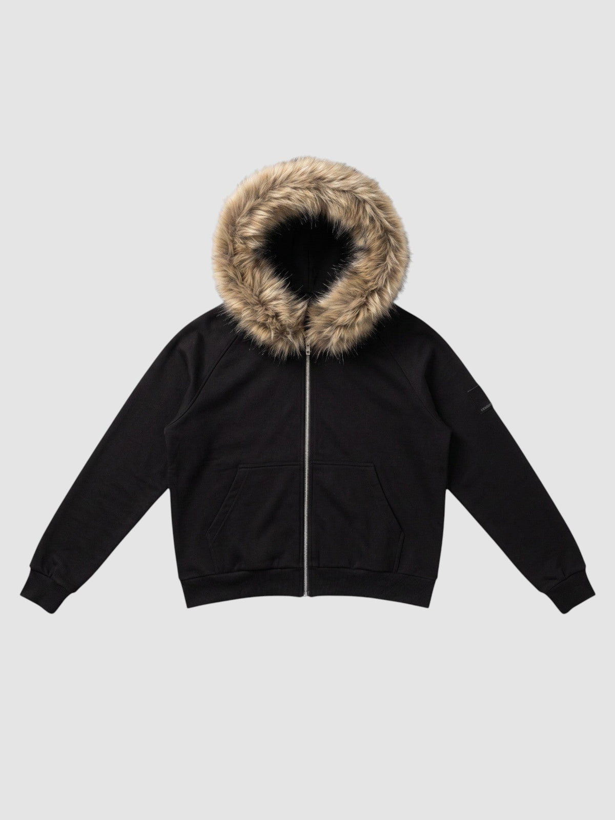 Hoodie zippé noir avec épaisse bordure de capuche en fausse fourrure beige, poignets côtelés et coupe courte.
