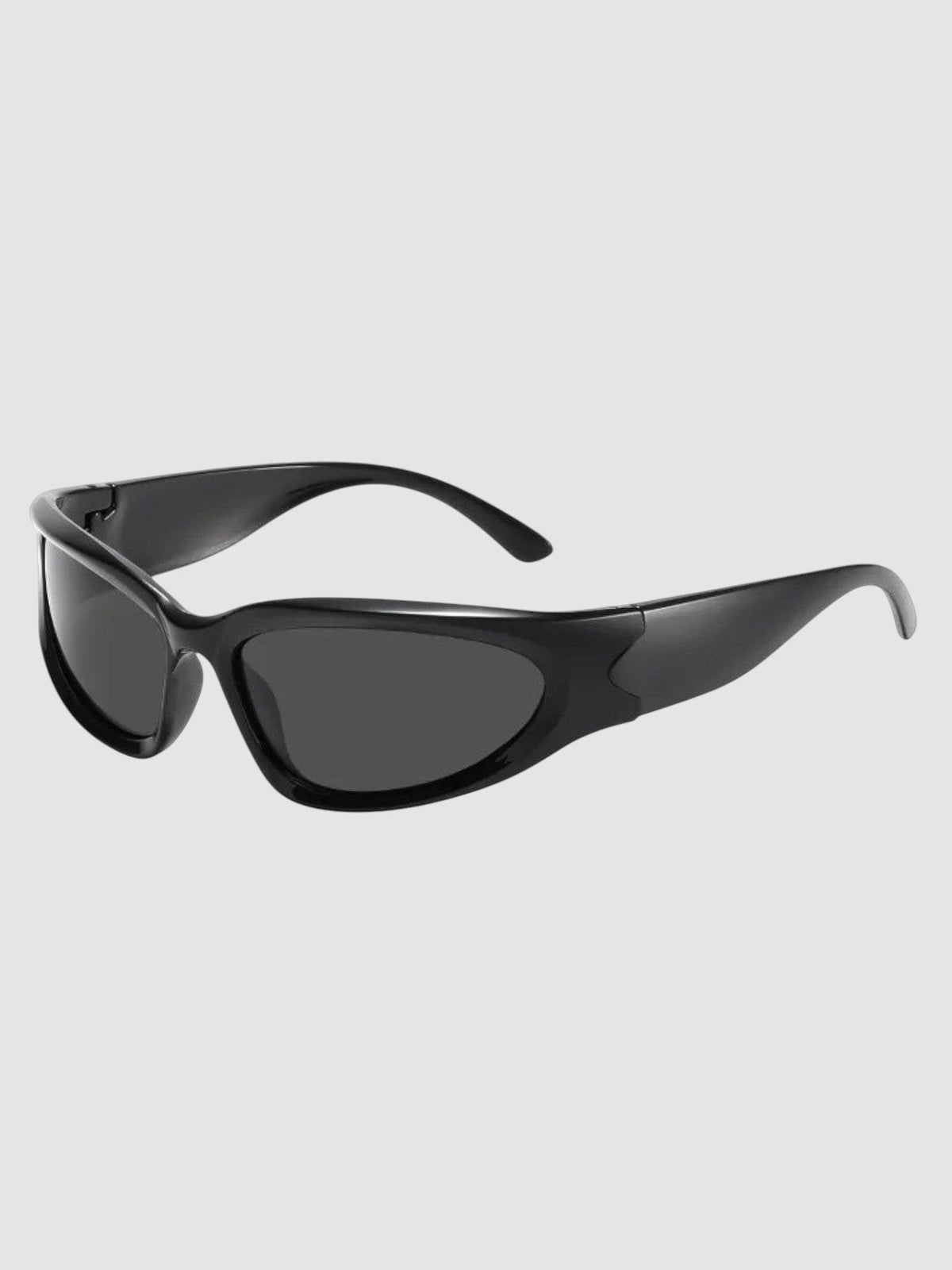 Lunettes de sport gorpcore enveloppantes noires mates avec verres teintés gris foncé et monture technique épaisse.