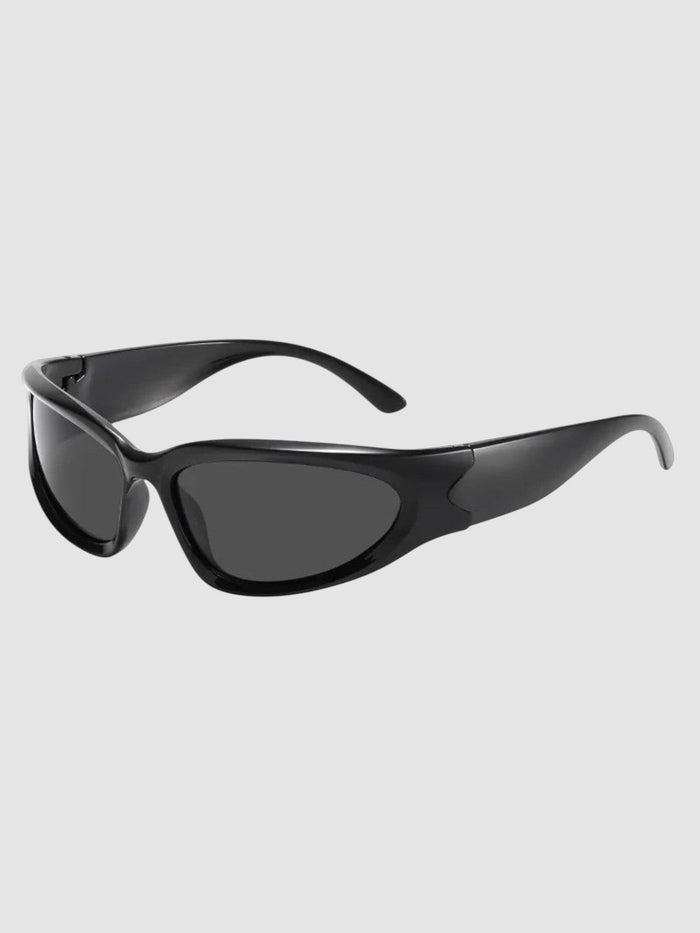Lunettes de sport gorpcore enveloppantes noires mates avec verres teintés gris foncé et monture technique épaisse.