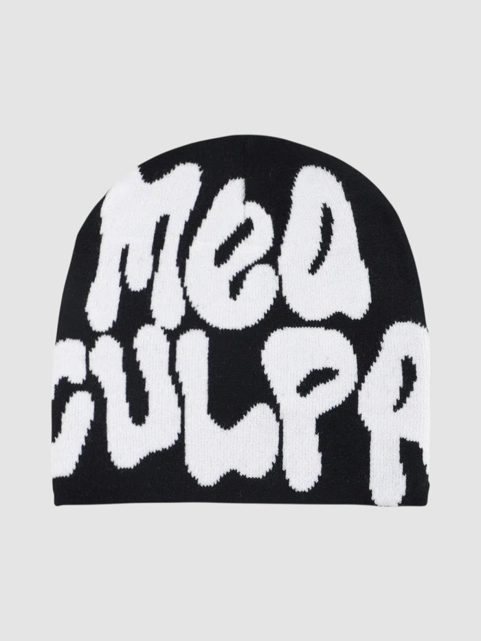 Bonnet skullie noir avec un grand lettrage graffiti bulle blanc inscrivant Mea Culpa.