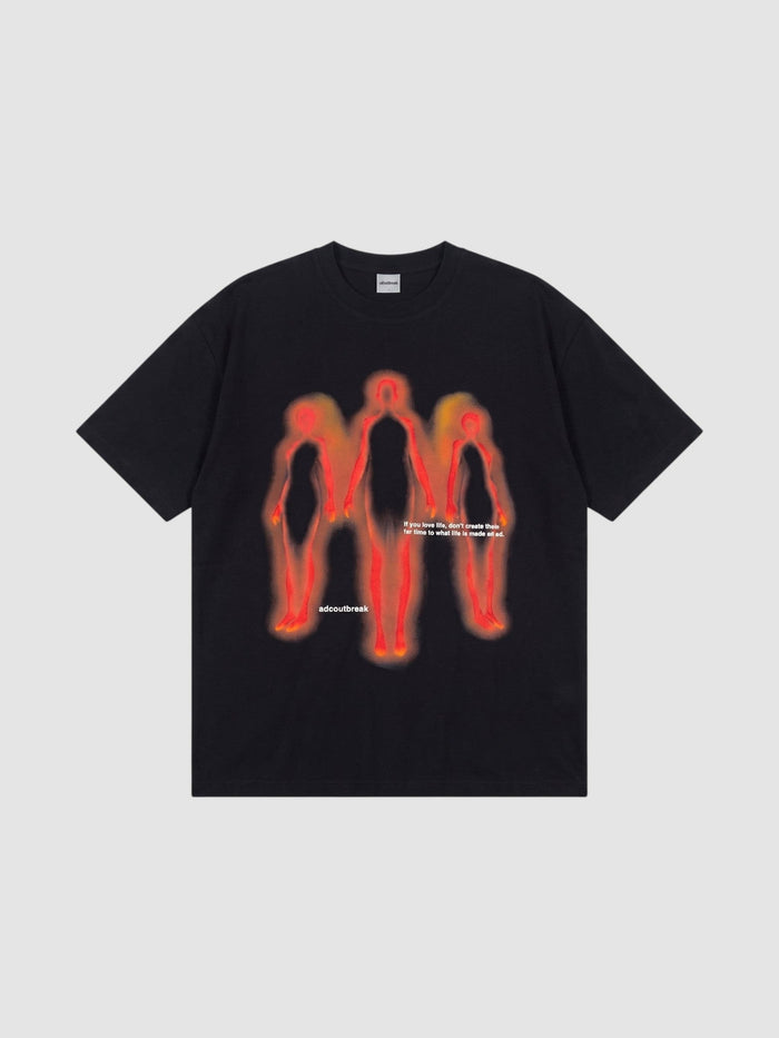 T-shirt oversize noir en coton avec graphisme thermique de trois silhouettes en rouge et orange.