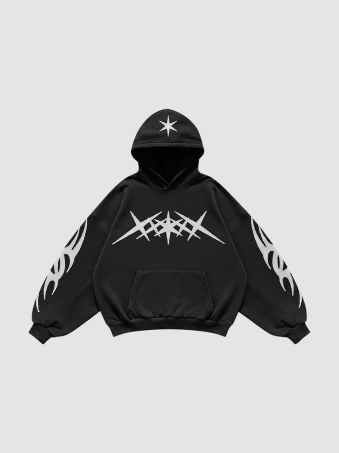 Hoodie oversize noir délavé avec imprimés flammes tribales blanches sur les manches et graphisme étoile sur la capuche.