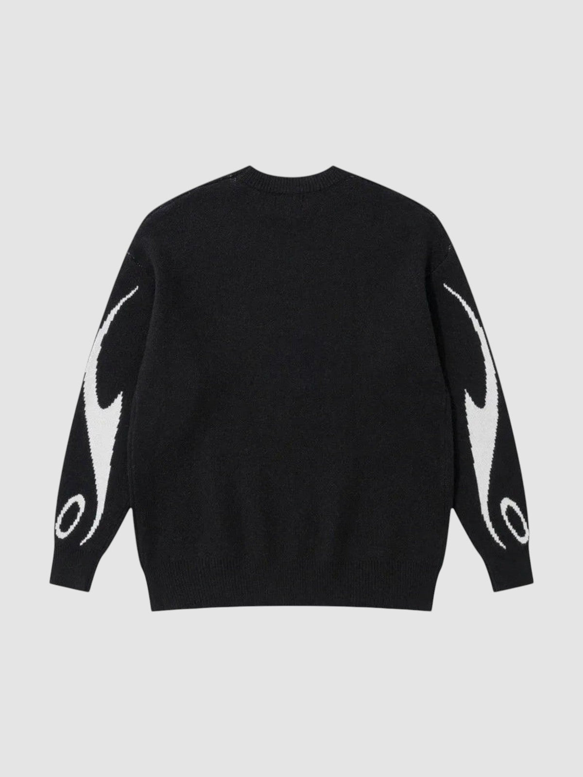 Pull en maille noir avec motifs flamme blancs sur les manches et coupe décontractée, vue de dos.