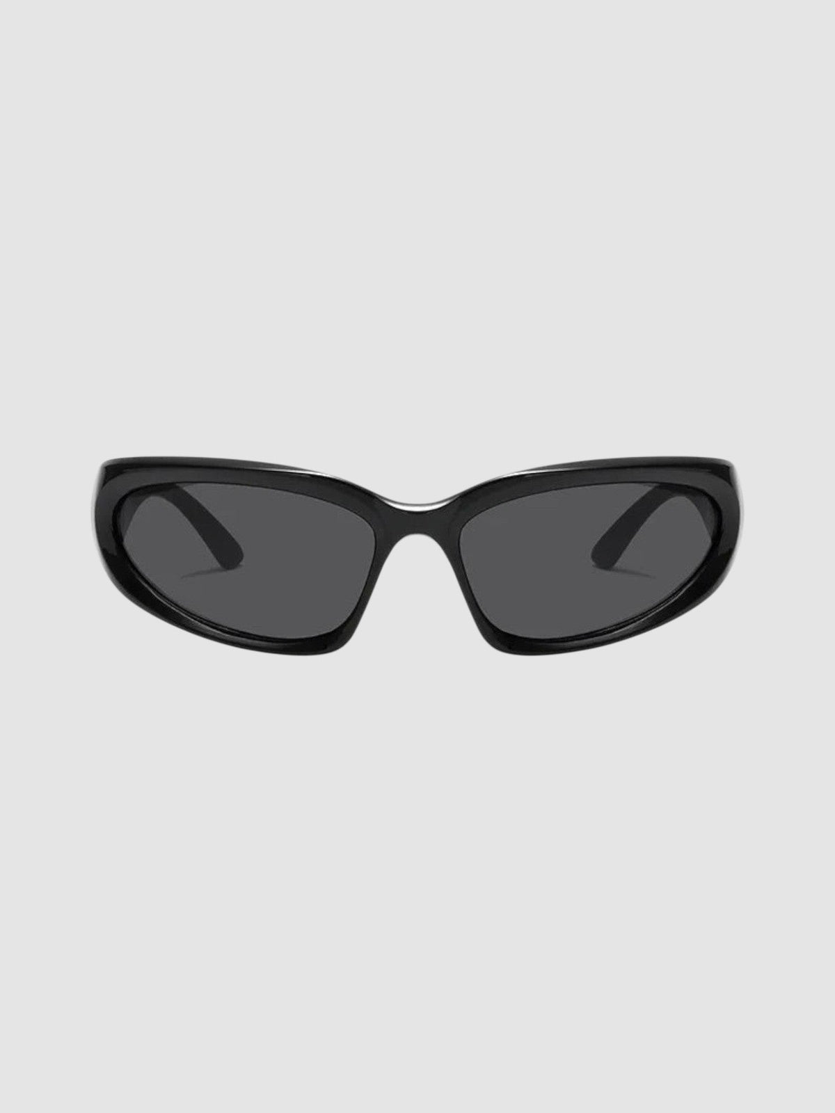 Lunettes de sport gorpcore enveloppantes noires mates avec verres teintés gris foncé pour un look techwear actif.