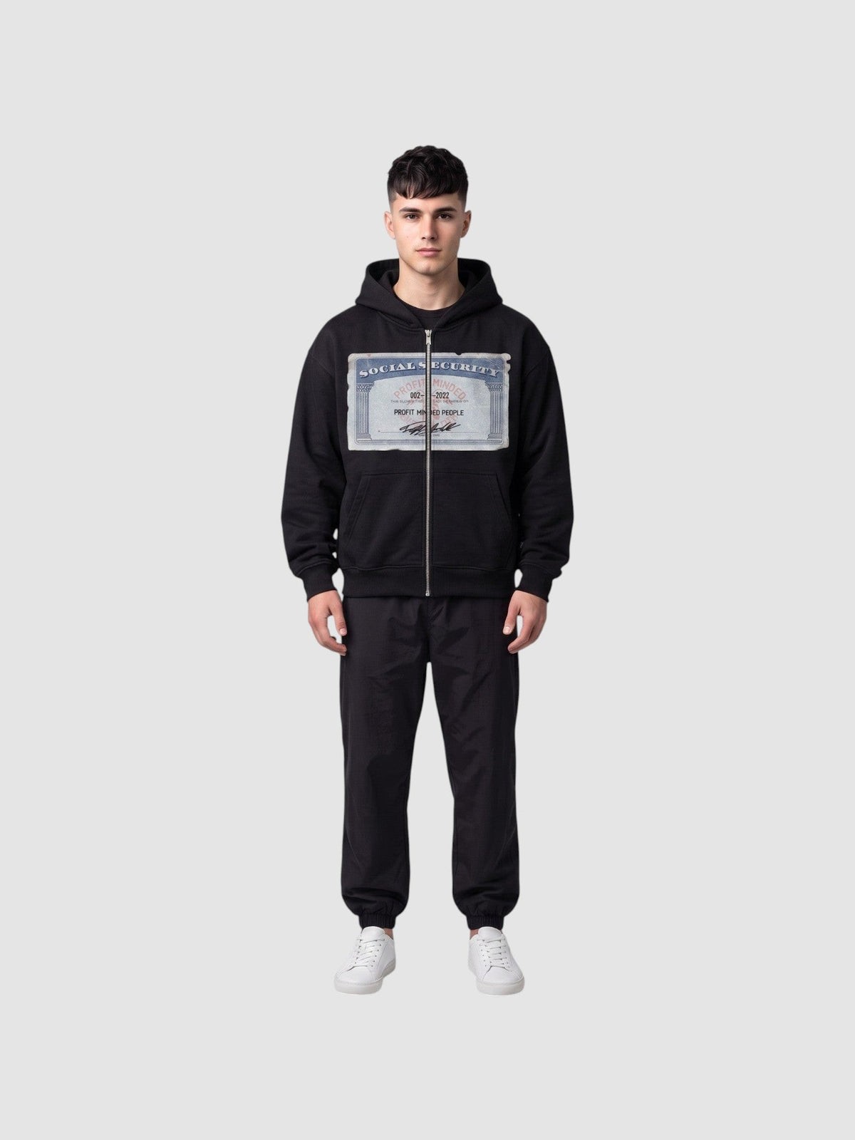 Hoodie zippé noir avec graphisme carte Social Security imprimé sur la poitrine, porté par un modèle homme.