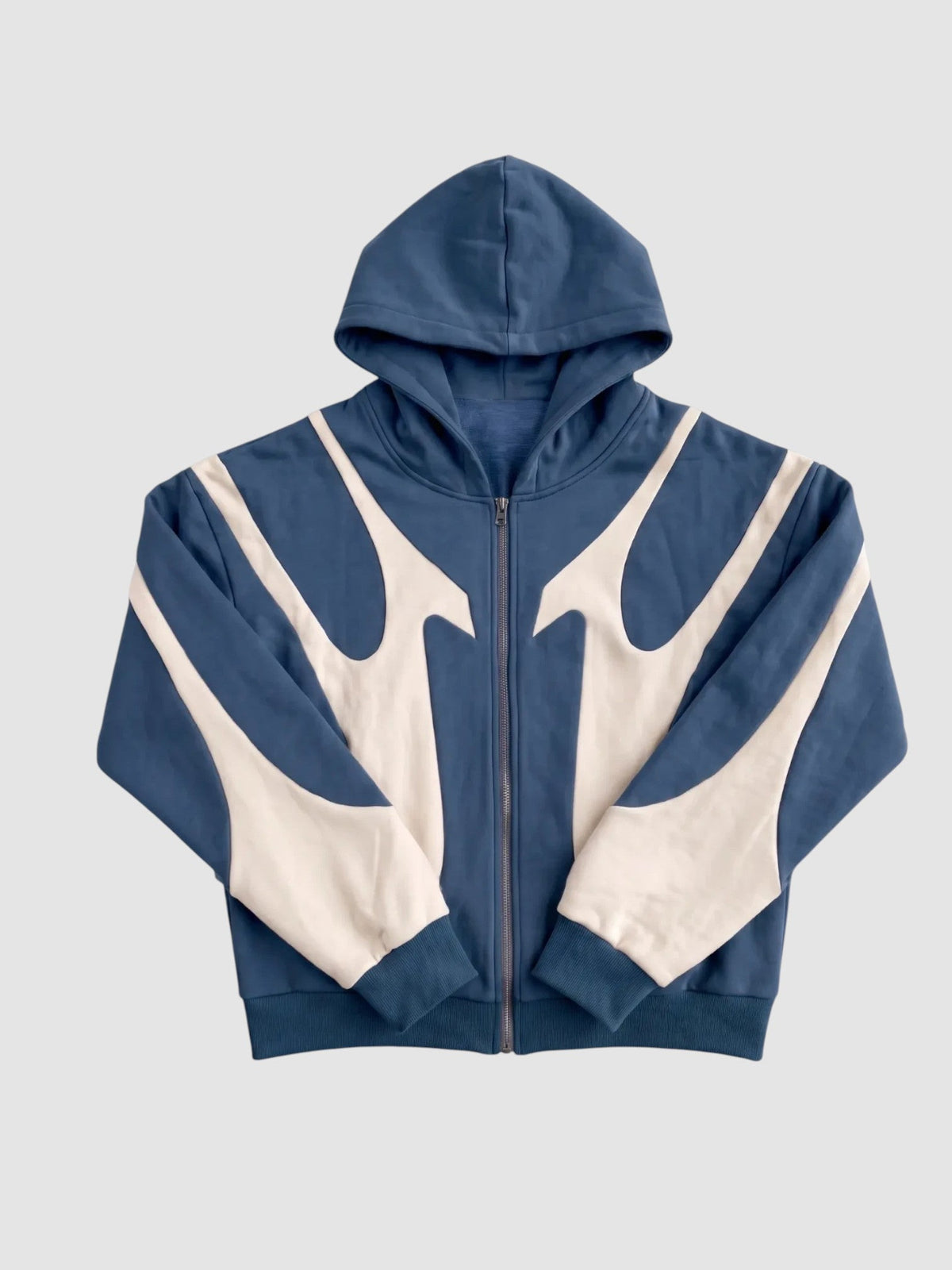 Hoodie zippé bleu et écru avec panneaux flammes brodés, coupe boxy et manches ballon, mélange coton-nylon.