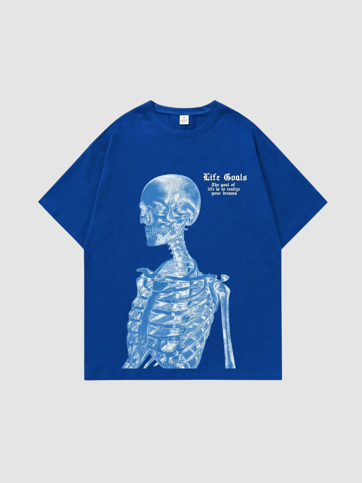 T-shirt unisexe bleu en coton avec impression squelette blanc et texte gothique « Life Goals » sur le devant.