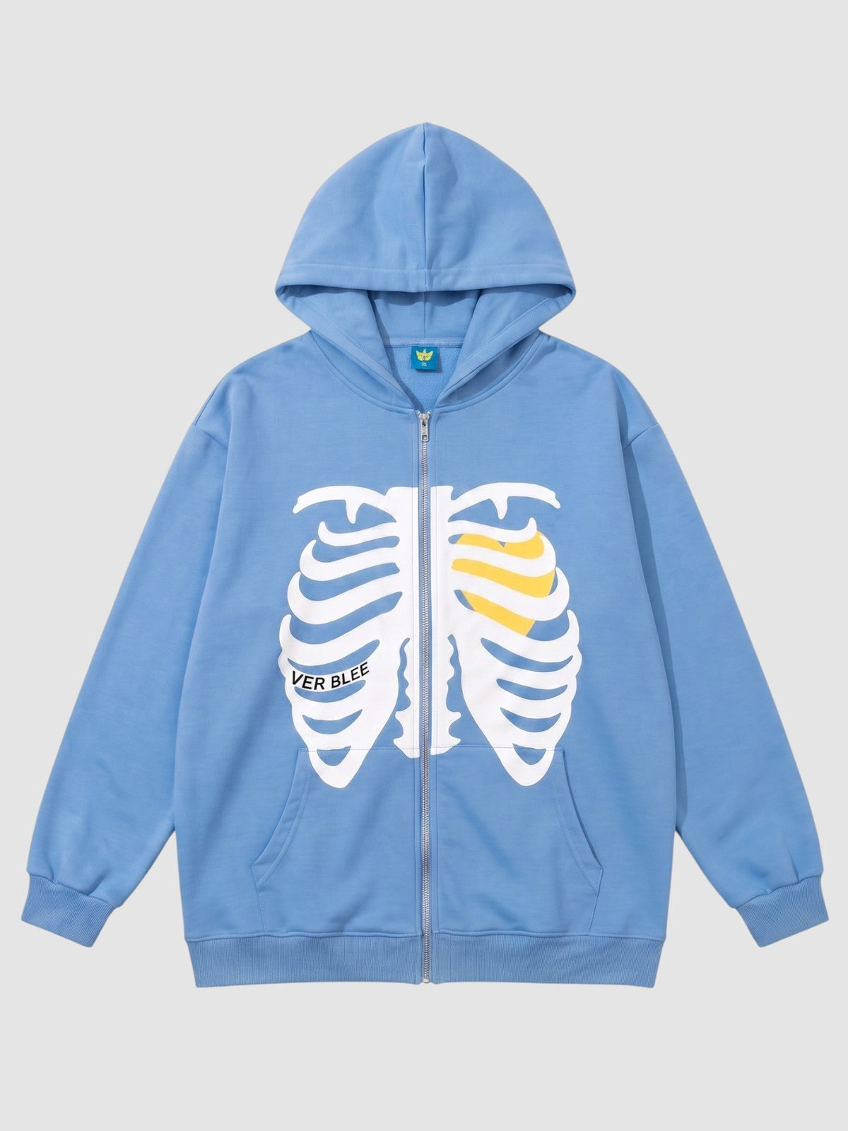 Hoodie zippé bleu avec impression d'une cage thoracique de squelette blanche et détail cœur jaune sur la poitrine.