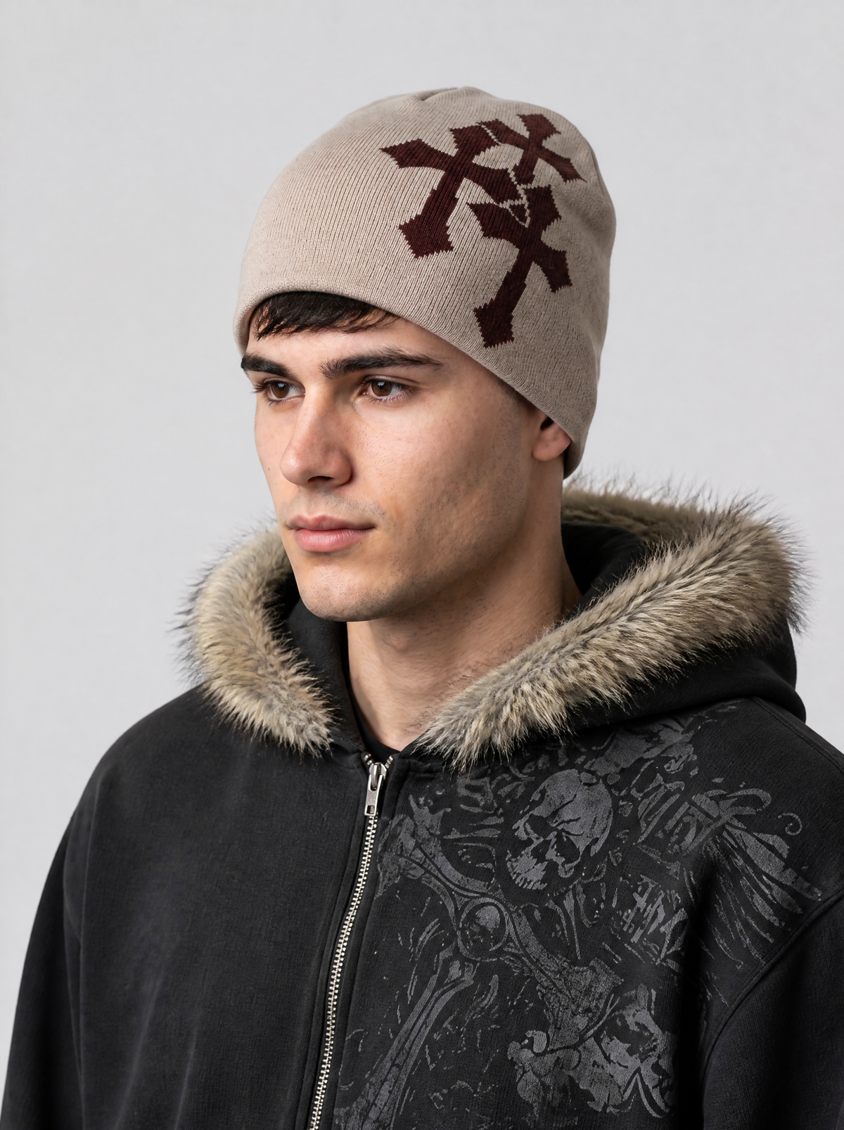 Autre vue | Bonnet beige à trois croix gothiques marron porté de trois quarts avec une veste zippée noire à capuche fourrure | Variante : Beige