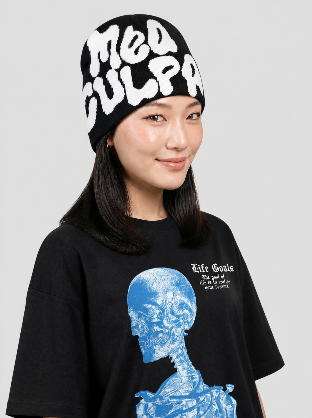 Autre vue | Bonnet noir à grosses lettres blanches Mea Culpa porté de trois quarts avec un t-shirt noir à squelette bleu | Variante : Noir