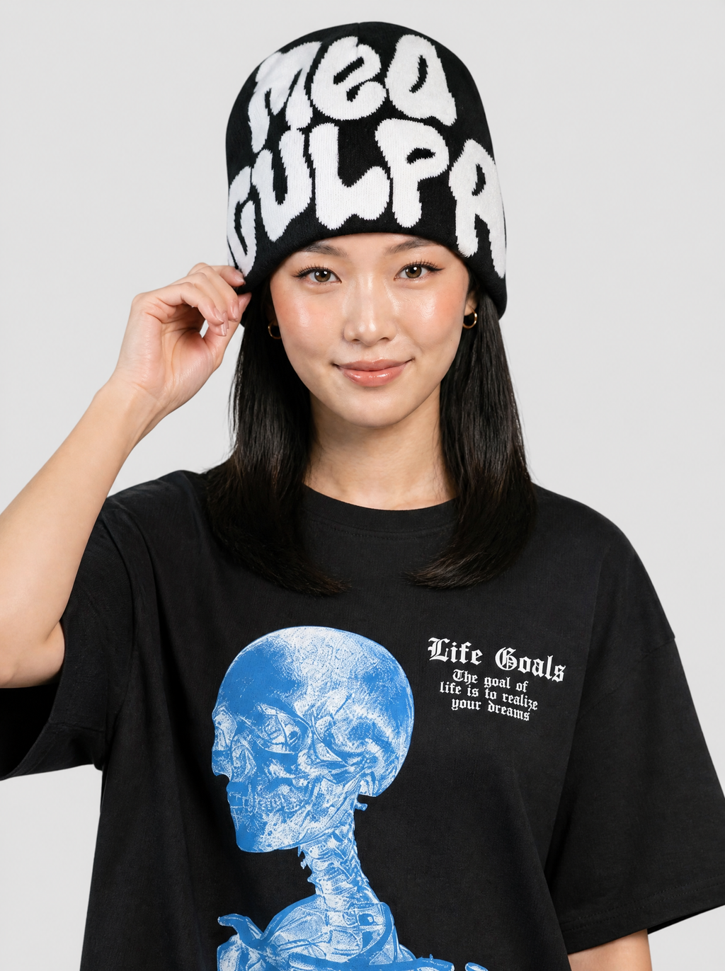 Autre vue | Femme de face touchant son bonnet noir à lettrage blanc arrondi Mea Culpa, t-shirt noir imprimé squelette | Variante : Noir