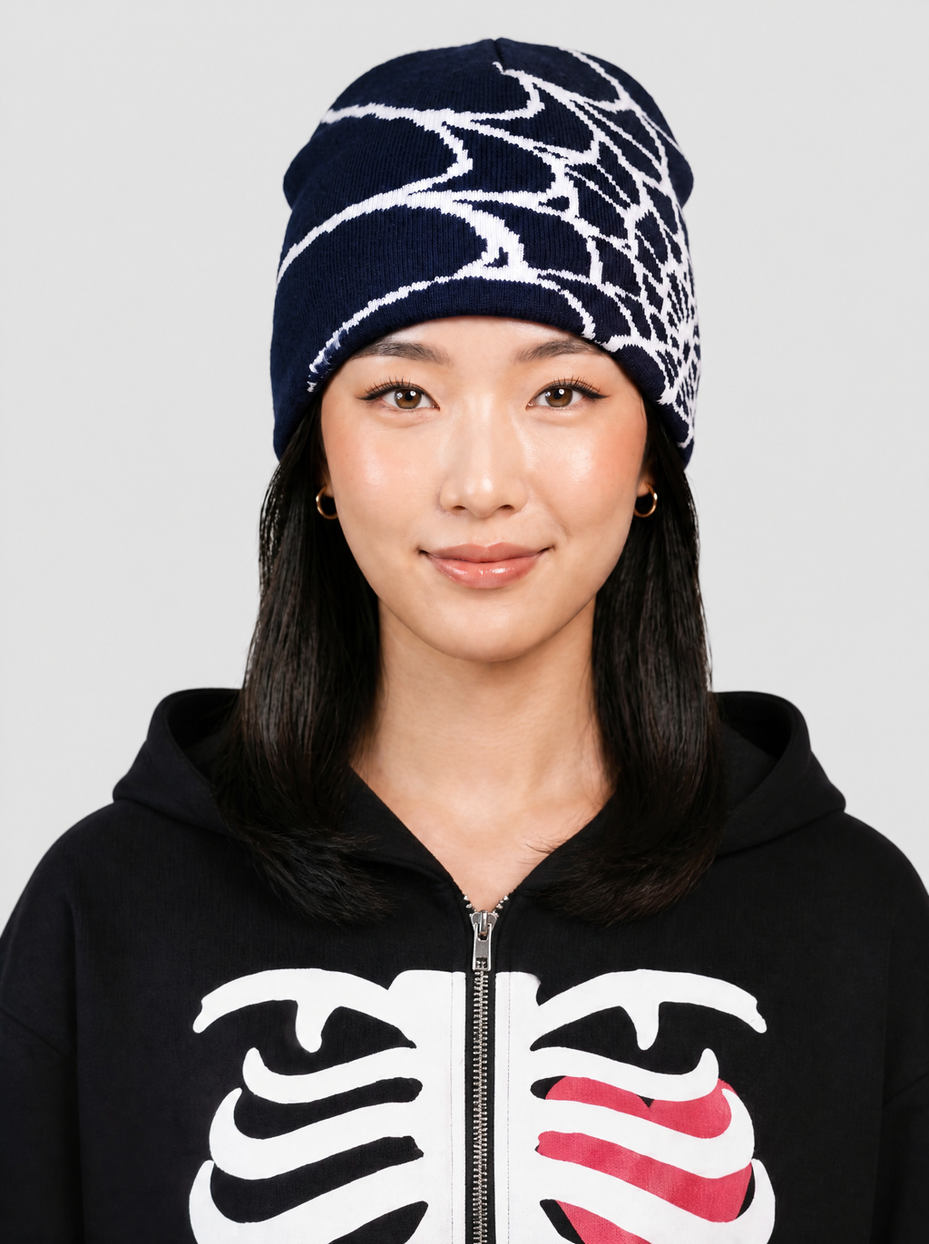 Photo détail | Gros plan de face sur le bonnet en maille marine et le motif toile d’araignée blanc en jacquard | Variante : Marine