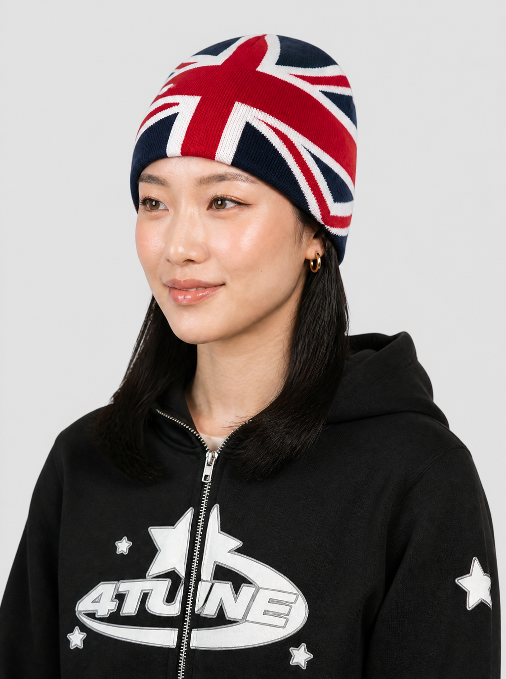 Autre vue | Bonnet drapeau britannique bleu marine rouge et blanc porté de trois quarts avec un sweat zippé noir à logo blanc | Variante : Marine