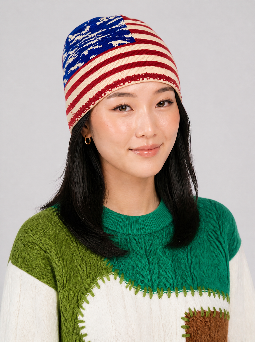 Autre vue | Bonnet drapeau américain rayé rouge et crème porté de trois quarts avec un pull patchwork blanc et vert | Variante : Rouge