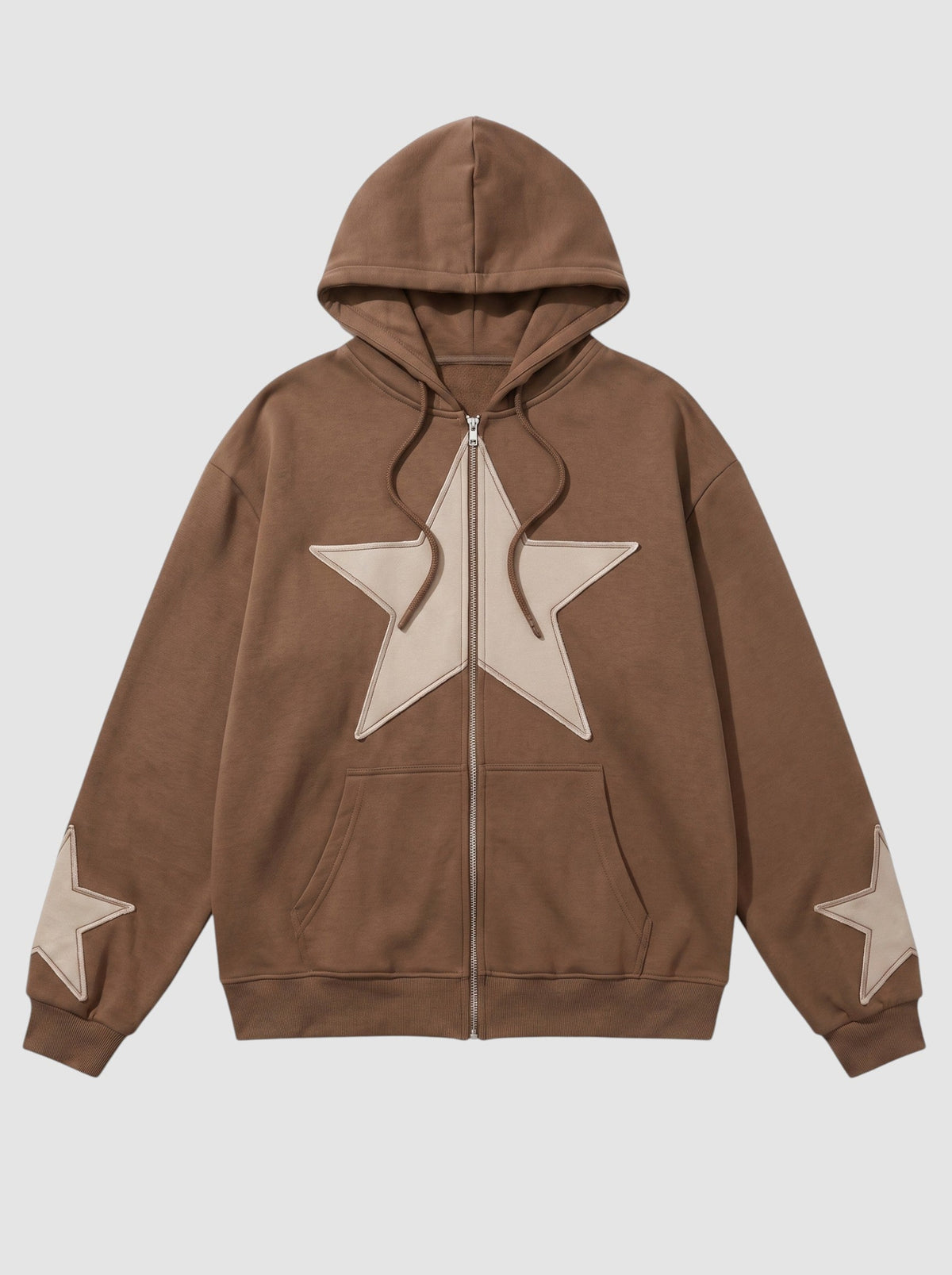 Hoodie zippé oversize marron avec un grand écusson étoile brodé beige sur la poitrine et les manches.
