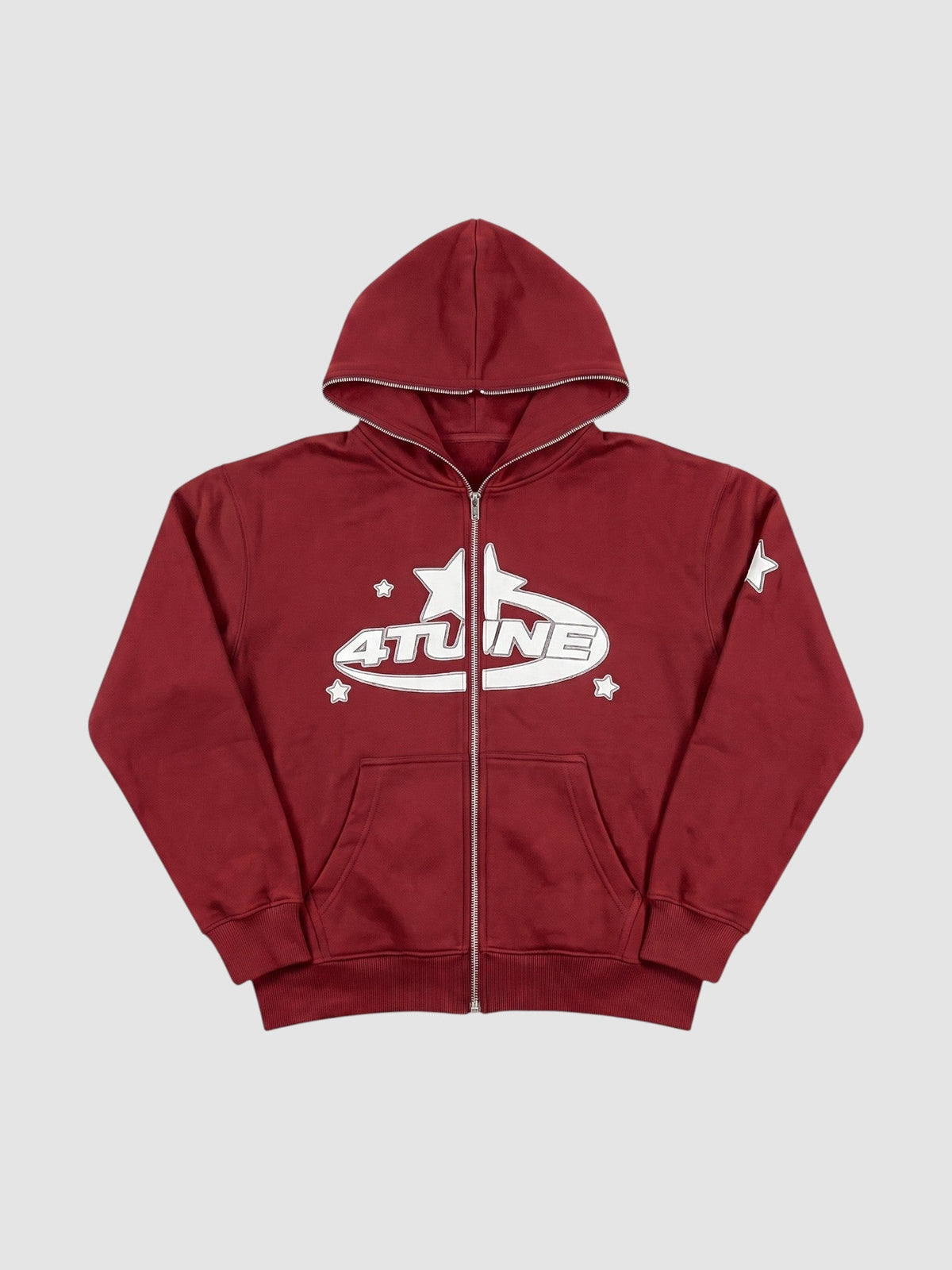 Hoodie zippé bordeaux avec lettrage graphisme étoile blanc, doublure polaire intérieure et coupe oversize.