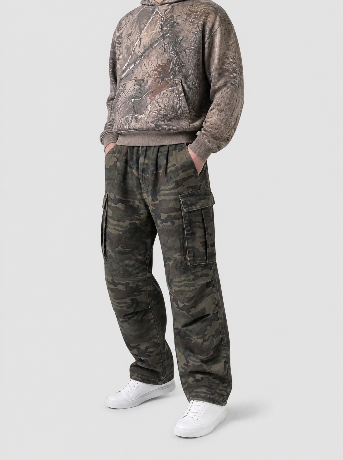 Autre vue | Pantalon cargo baggy camouflage kaki à pinces et grandes poches latérales, porté de trois quarts