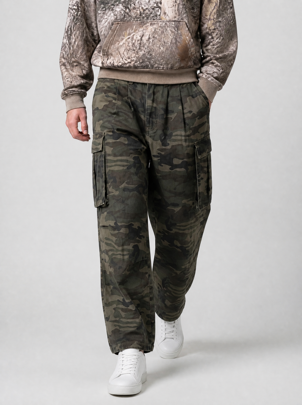 Autre vue | Cargo camouflage kaki porté de face en marchant, grandes poches à rabat sur les cuisses