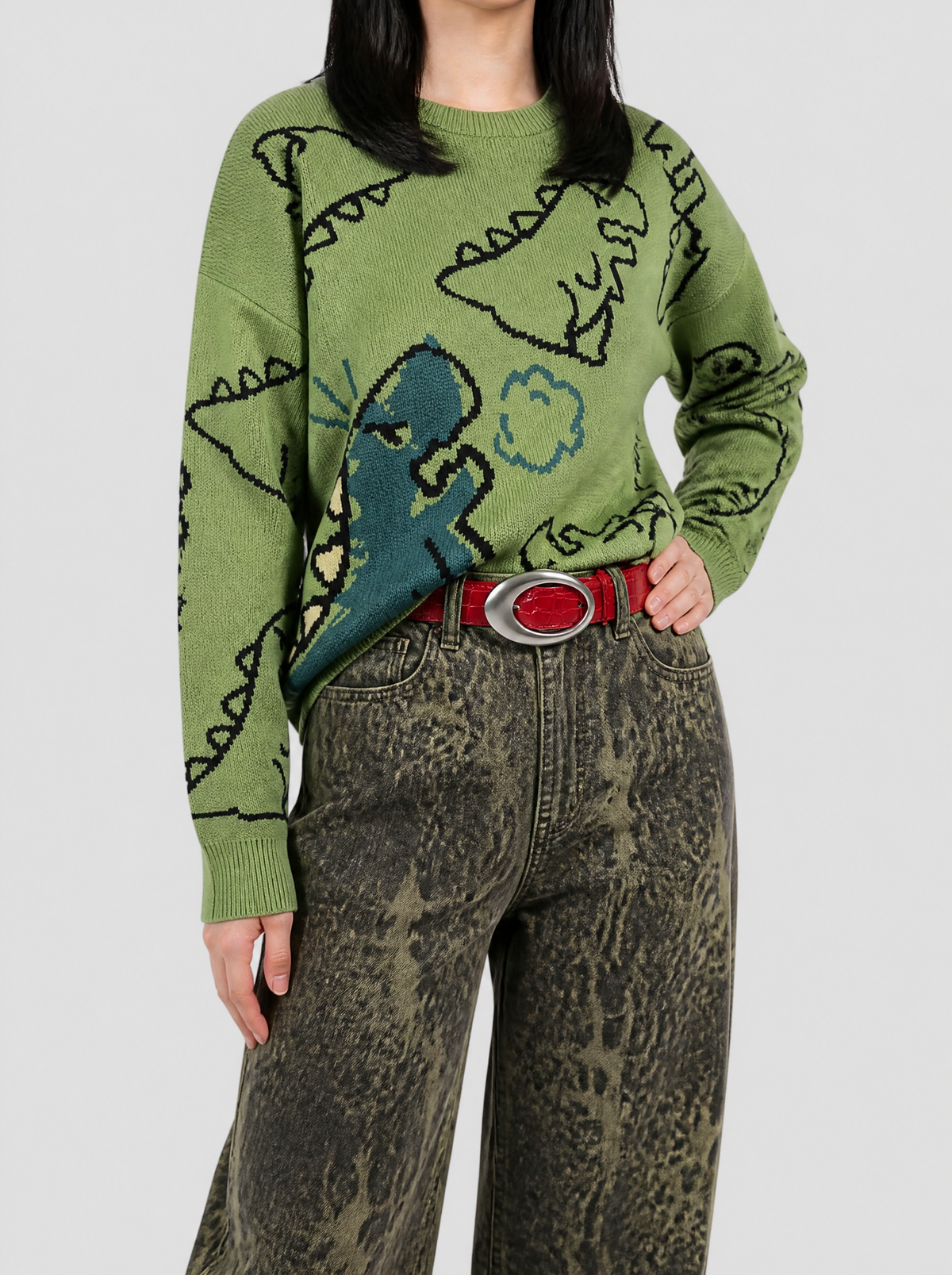 Autre vue | Ceinture rouge effet croco à boucle ovale argentée portée à la taille avec un jean léopard | Variante : Rouge