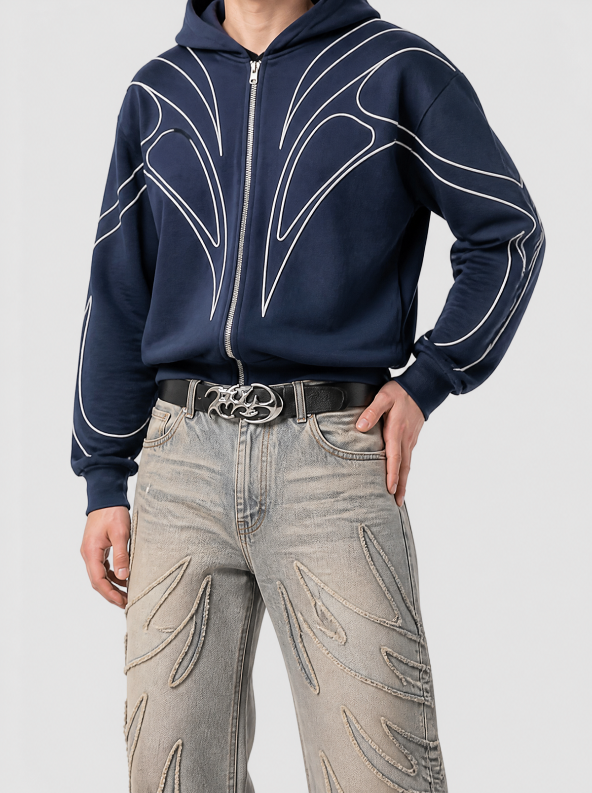 Autre vue | Ceinture noire à boucle chrome tribale cyber portée aux hanches sur un jean flammes délavé et un sweat zippé marine