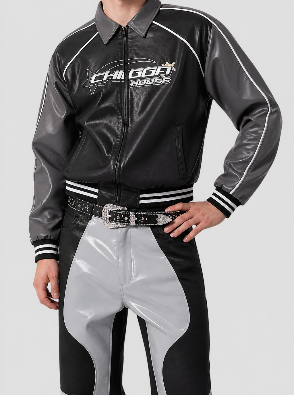 Autre vue | Ceinture western noire à strass et clous portée aux hanches avec un pantalon moto noir et gris et une veste en cuir racing
