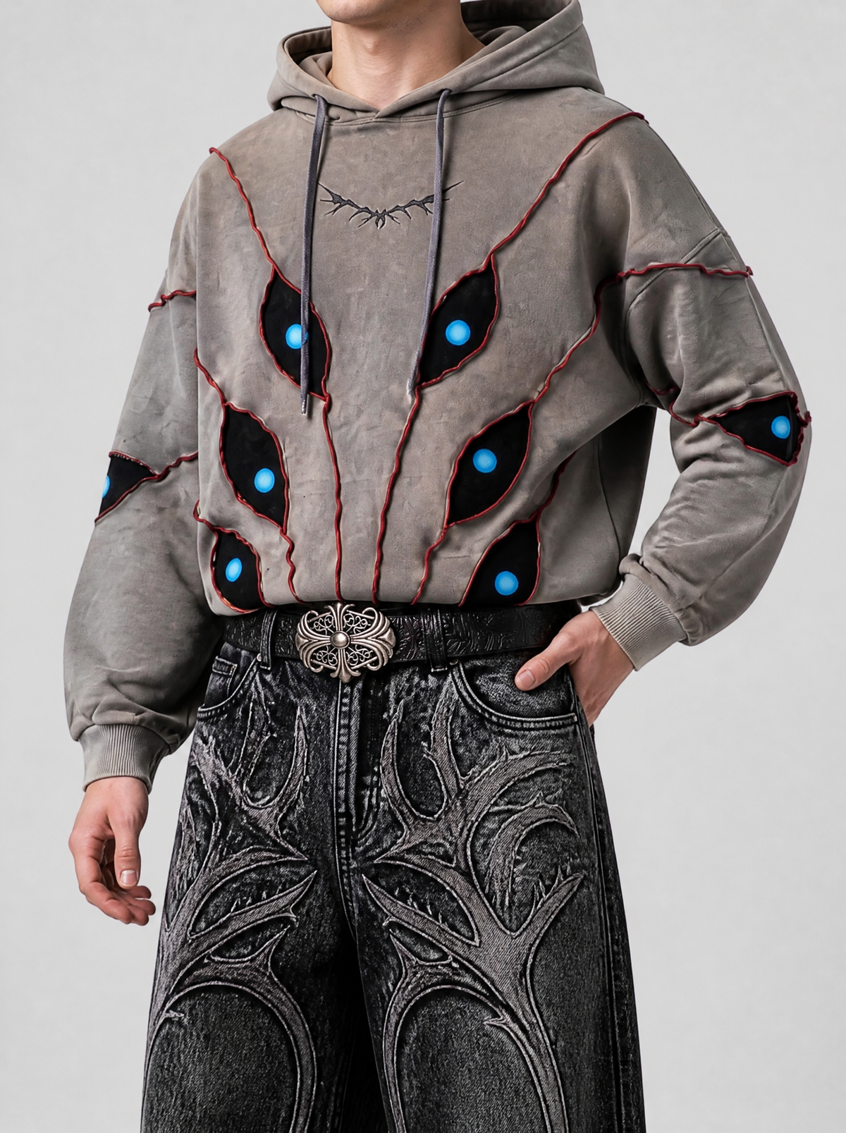 Autre vue | Ceinture noire en cuir gaufré à boucle croix gothique argent vieilli portée sur un jean noir gothique et un hoodie à yeux