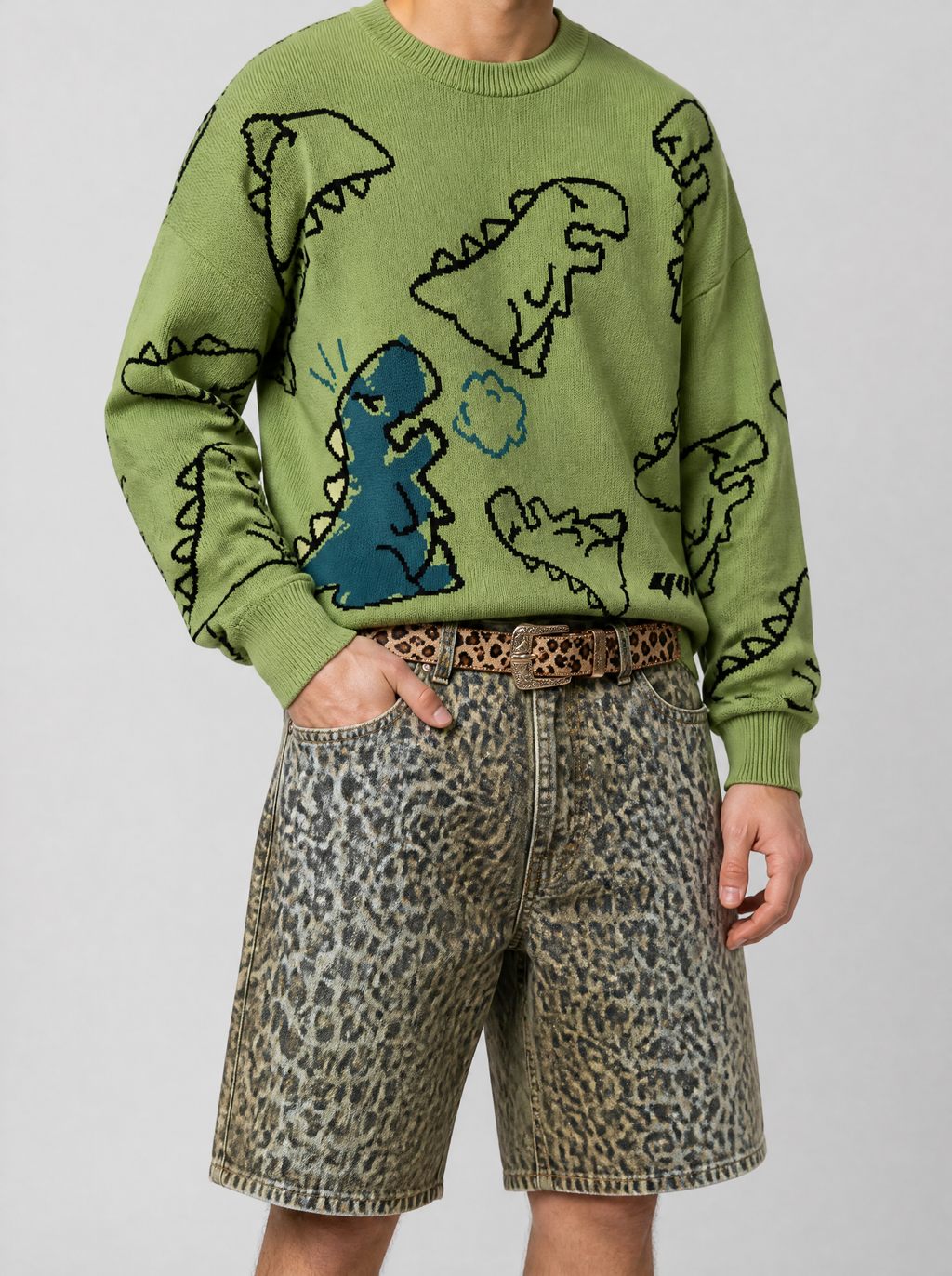 Autre vue | Ceinture léopard en poil fauve à boucle western bronze portée aux hanches avec un short léopard kaki et un pull dinosaures