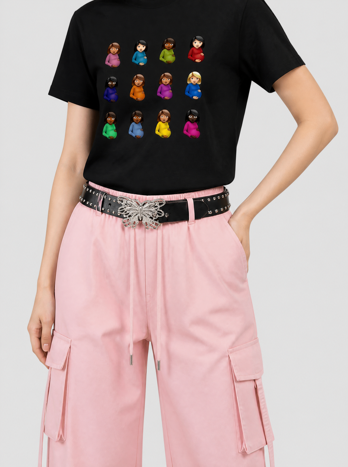 Autre vue | Ceinture noire cloutée à boucle papillon argent portée aux hanches avec un cargo rose pastel et un t-shirt noir emoji | Variante : Noir