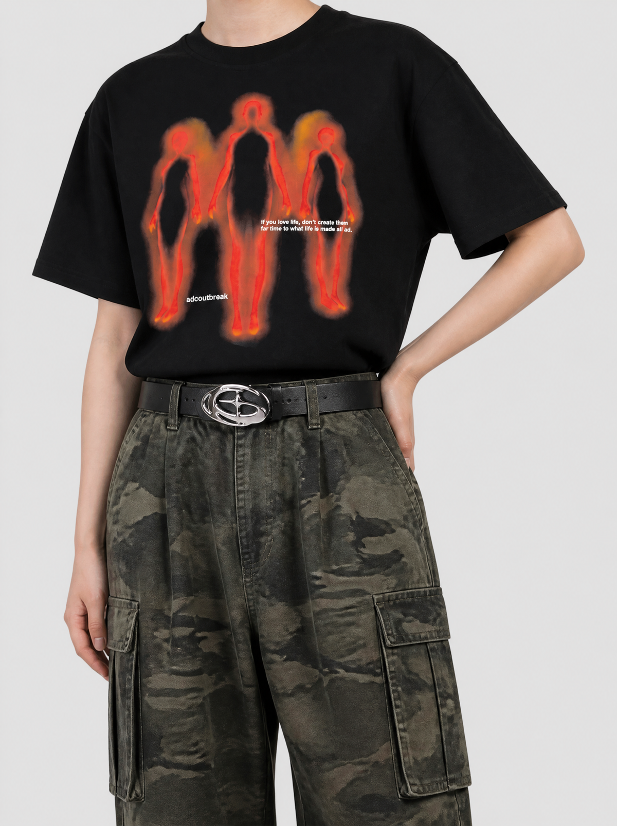Autre vue | Ceinture noire à boucle ovale chromée tourbillon portée aux hanches avec un cargo camouflage et un t-shirt noir