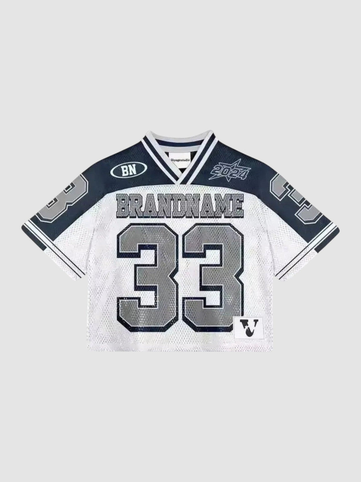 Maillot de foot court en mesh blanc et noir avec numéro 33 imprimé, col V et détails graphiques sportifs.