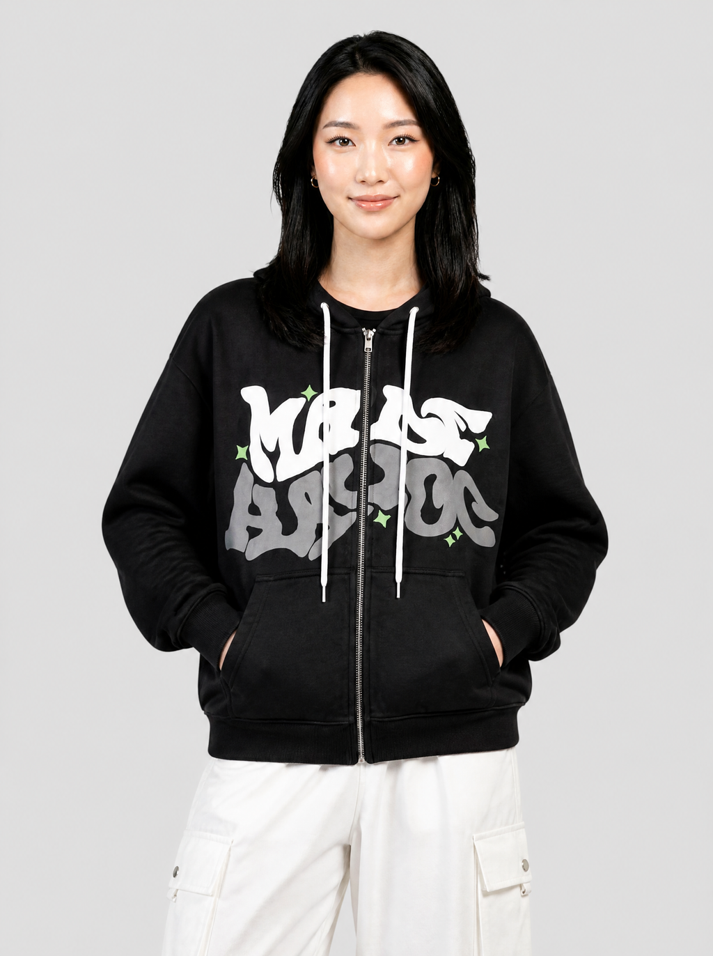 Autre vue | Femme de face en sweat zippé noir à texte graffiti bicolore et cargo parachute blanc à poches | Variante : Noir