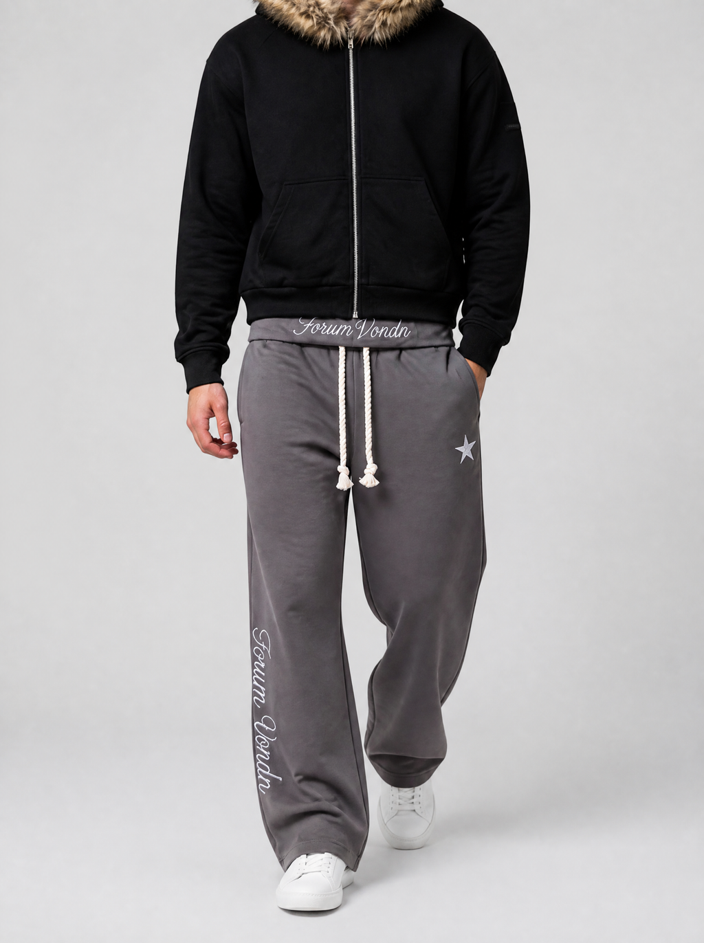 Autre vue | Homme qui marche en jogging gris large à double ceinture brodée, sweat zippé noir à capuche fourrée | Variante : Gris