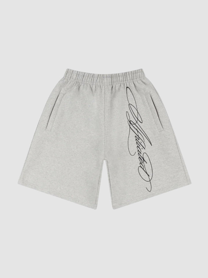 Short en molleton gris avec imprimé calligraphie cursive noire, taille élastique et poches latérales.