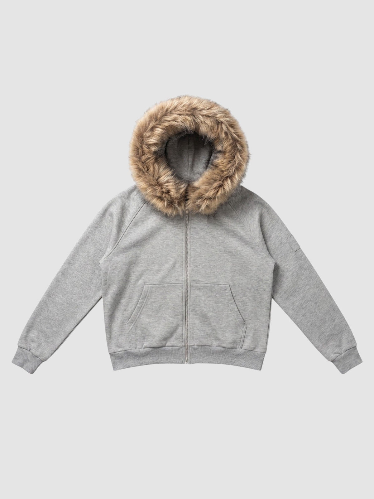 Hoodie zippé gris avec bordure de capuche en fausse fourrure beige moelleuse, poignets côtelés et deux poches avant.