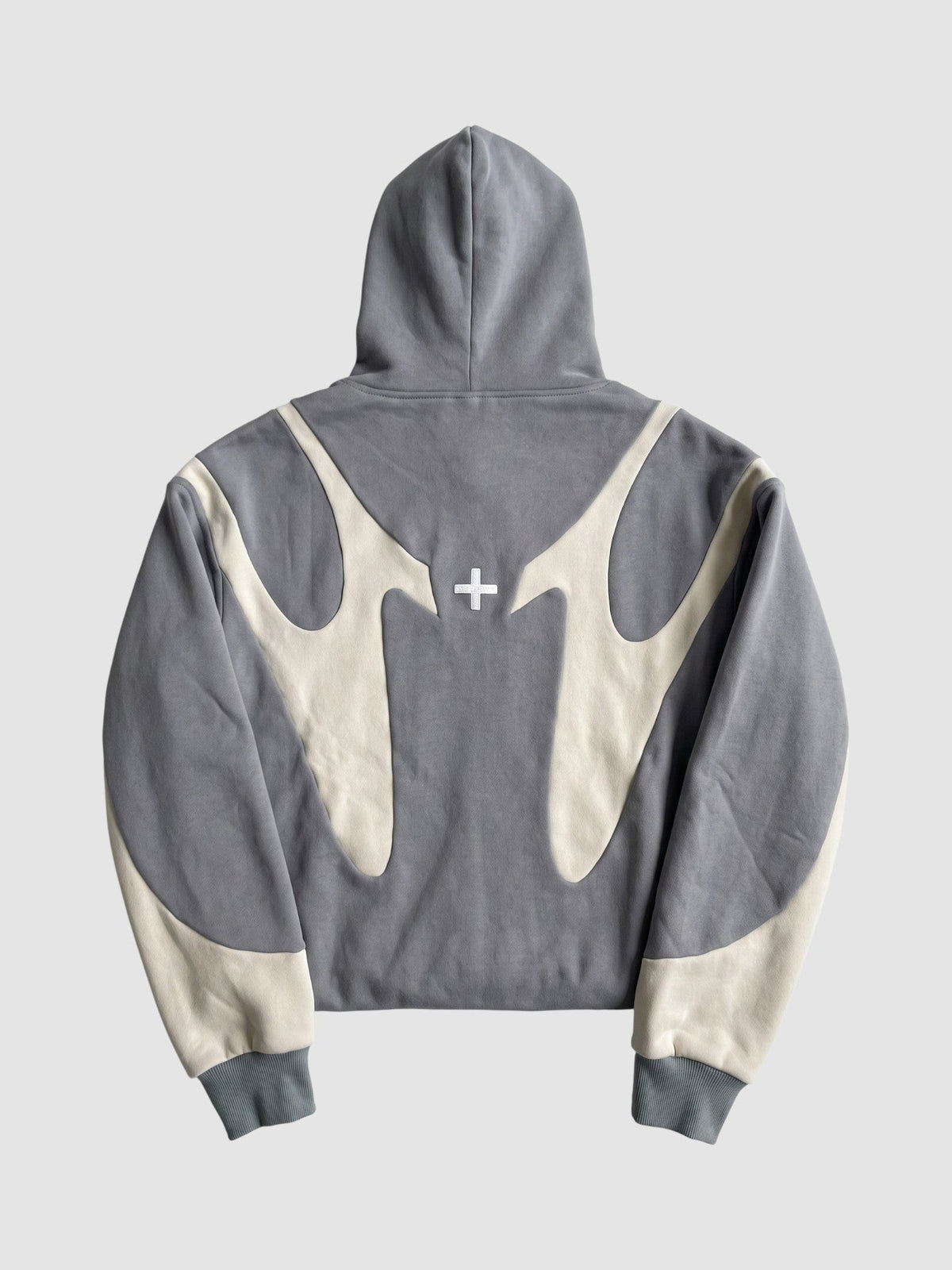 Hoodie zippé gris ardoise et écru à panneaux flammes brodés, coupe boxy.
