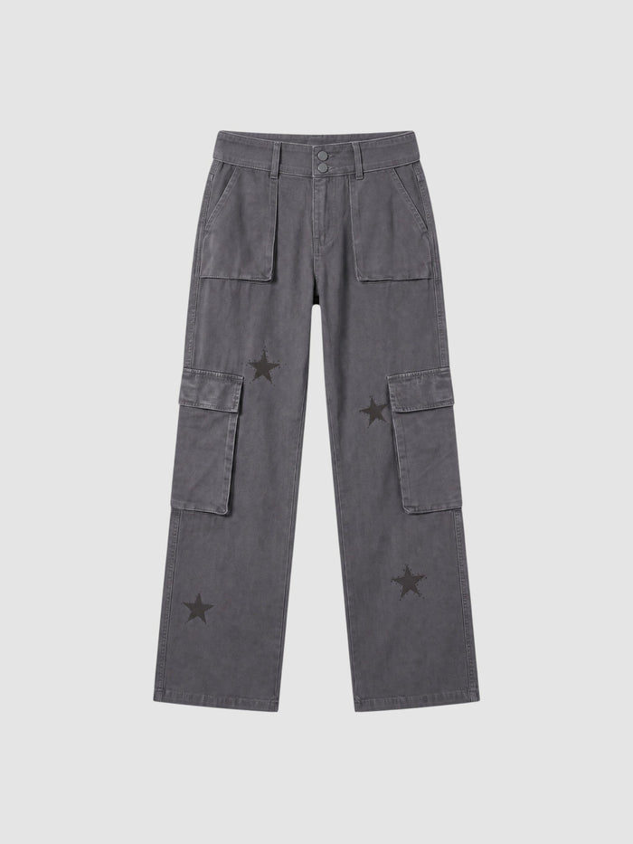 Pantalon cargo en denim délavé gris pour femme avec imprimés étoile ton sur ton, grandes poches sur les cuisses et taille basse.