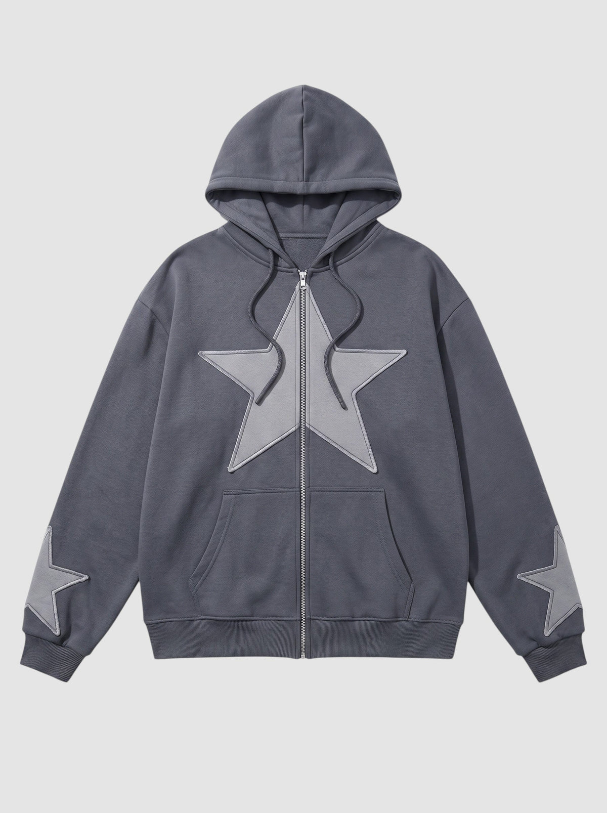 Hoodie zippé gris avec un grand écusson étoile brodé sur la poitrine et des étoiles plus petites sur les manches.