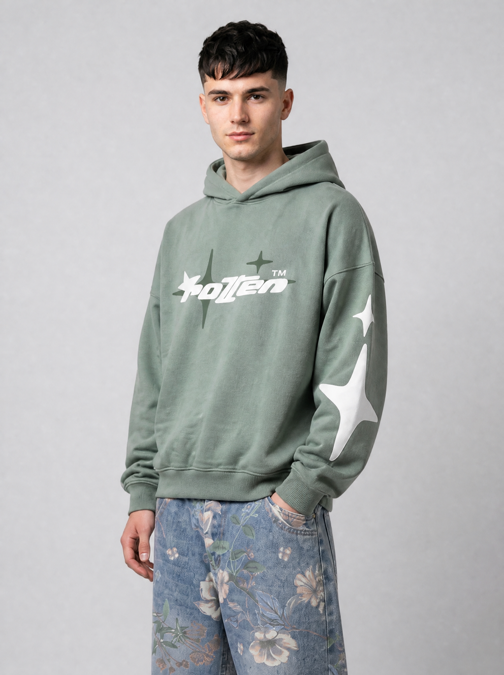 Autre vue | Hoodie oversize vert menthe à logo étoilé blanc et grande étoile sur la manche, porté de trois quarts | Variante : Menthe