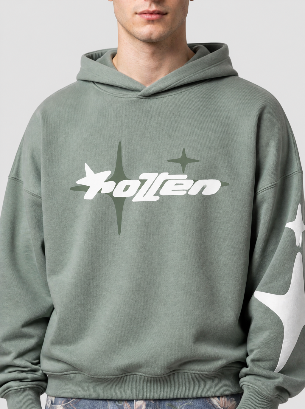 Photo détail | Gros plan sur le logo blanc à étoiles et le molleton du hoodie vert menthe, grande étoile blanche sur la manche | Variante : Menthe
