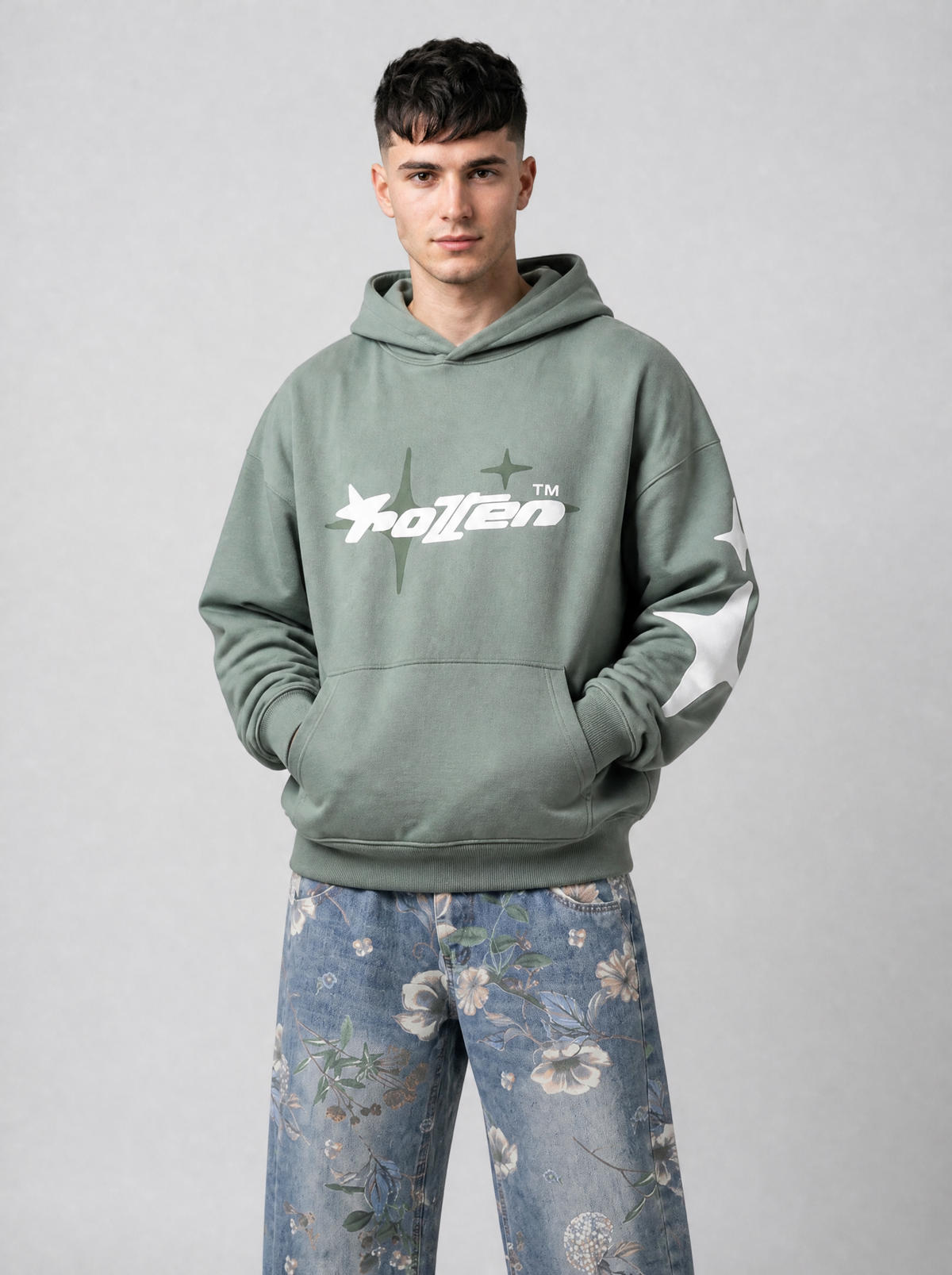 Autre vue | Homme portant de face le hoodie vert menthe à logo blanc, mains dans la poche kangourou, avec un jean à fleurs | Variante : Menthe