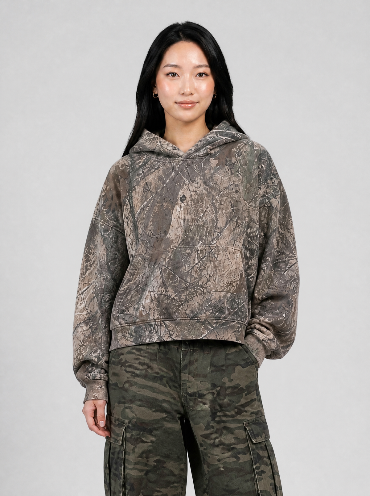 Autre vue | Hoodie court boxy camouflage forêt porté de face avec un pantalon cargo kaki camouflage