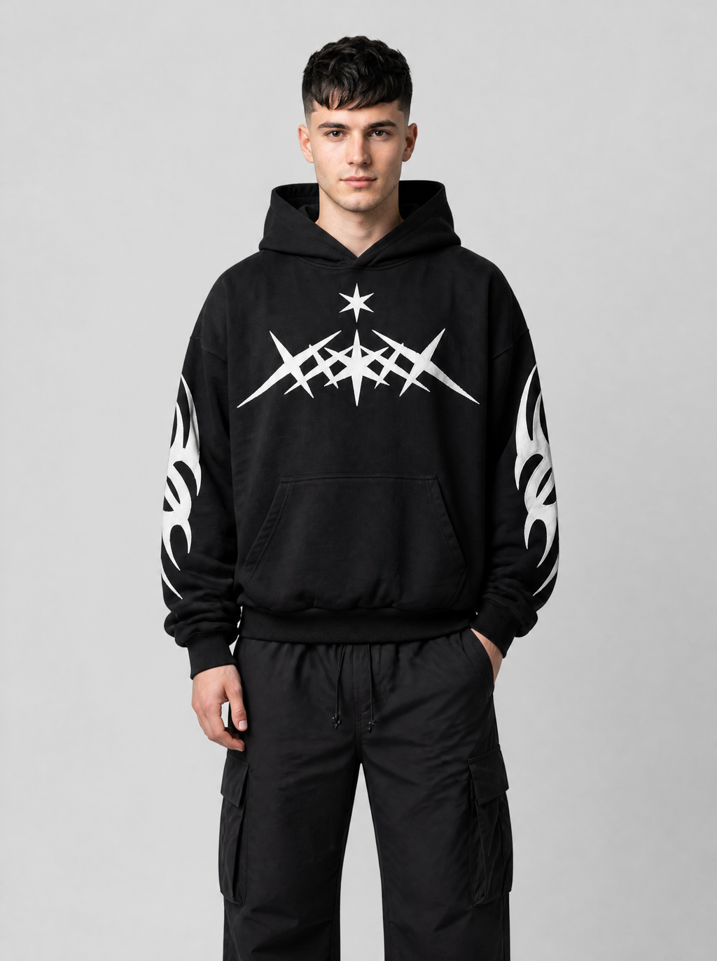 Autre vue | Homme de face en hoodie noir à imprimé tribal blanc sur la poitrine et les manches, pantalon cargo noir