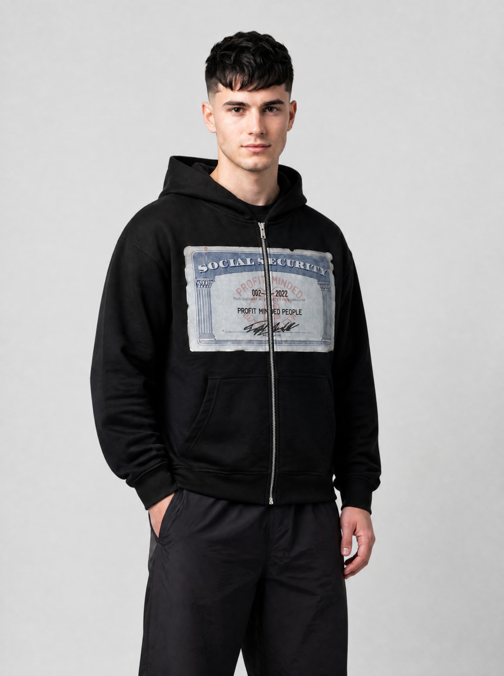 Autre vue | Sweat zippé noir court à imprimé carte sécurité sociale porté de trois quarts avec un pantalon parachute noir | Variante : Noir