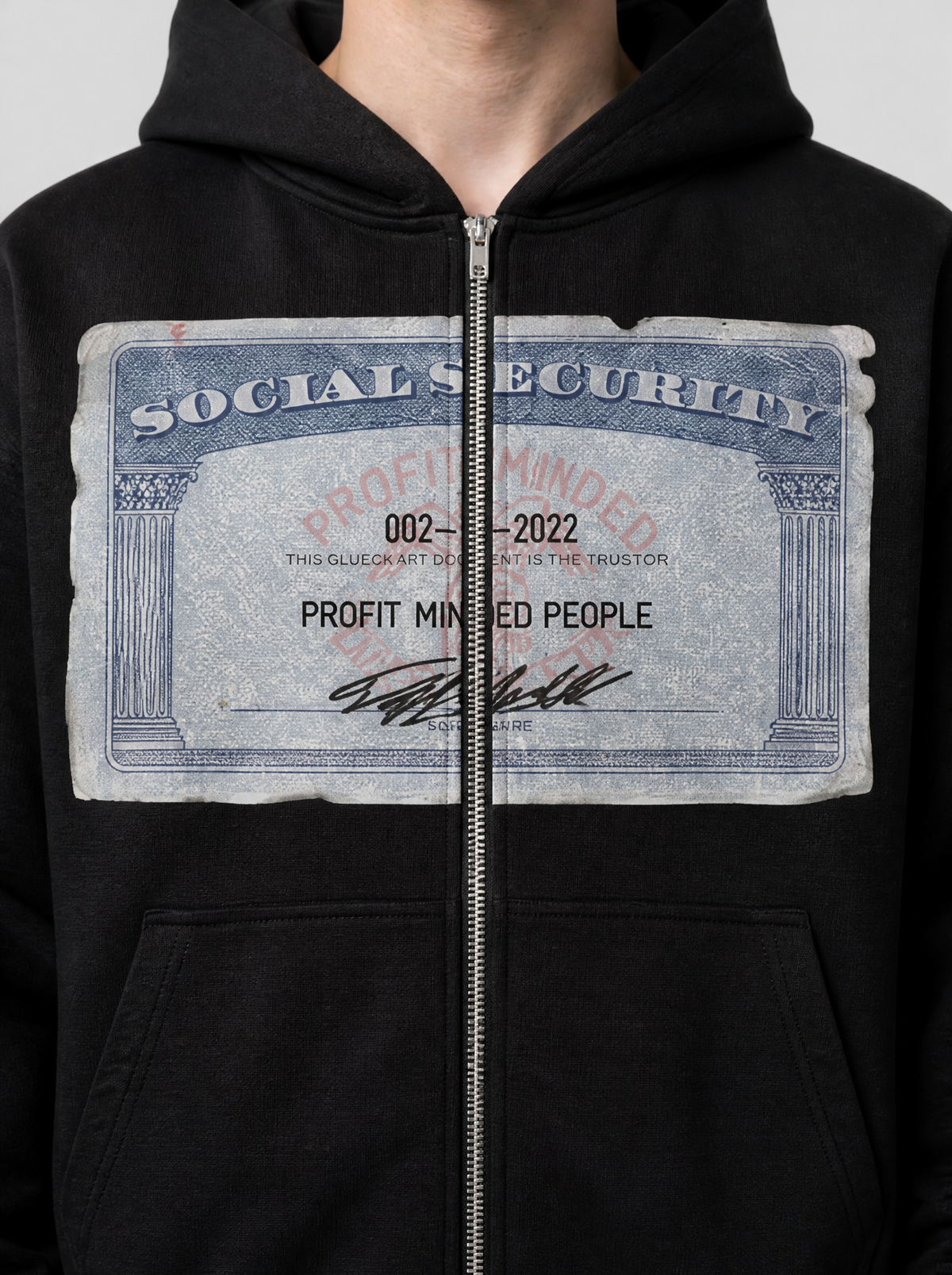 Photo détail | Gros plan sur l'imprimé carte Social Security bleu pâle coupé par la fermeture du sweat noir | Variante : Noir