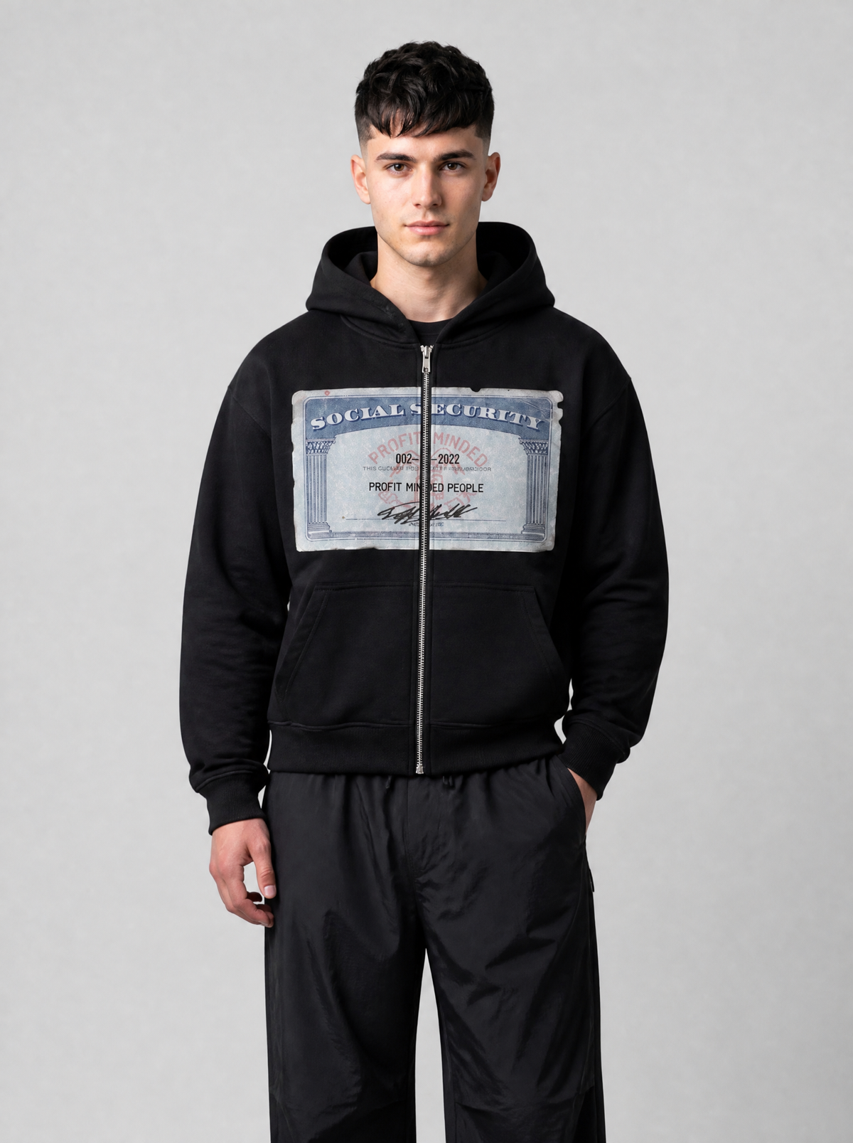Autre vue | Homme de face en sweat zippé noir imprimé carte Social Security sur la poitrine, pantalon parachute noir | Variante : Noir