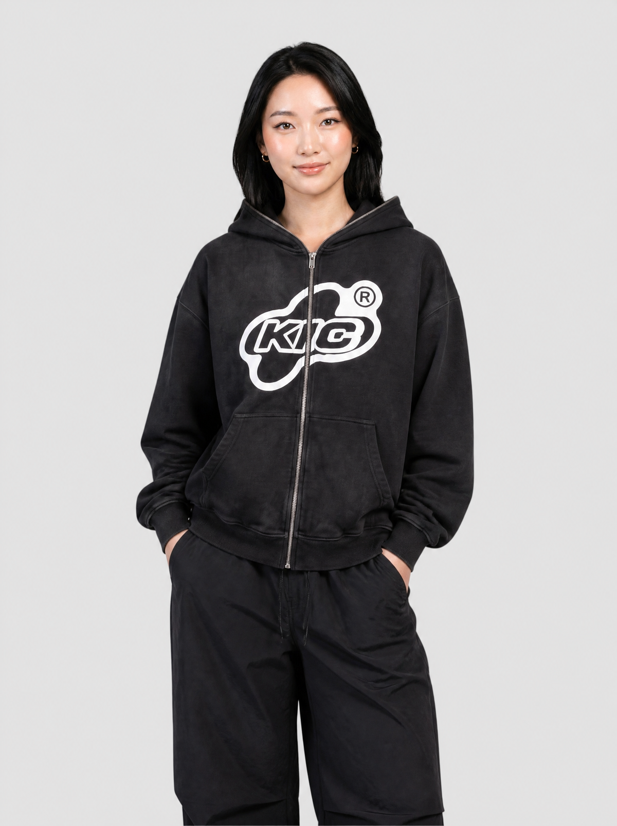 Autre vue | Hoodie zippé noir délavé à grand logo KIC blanc porté de face, mains dans les poches avant | Variante : Noir